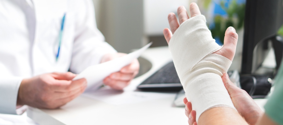 Deciding whether to visit urgent care or the emergency room (ER) can feel overwhelming—especially when symptoms come on suddenly. Making the right choice ensures you receive the appropriate level of care without unnecessary delays or expenses. At Memorial Primary and Urgent Care, patients benefit from expert guidance and timely treatment under experienced providers like Dr. Maria Coimbra, helping you navigate these decisions with confidence.